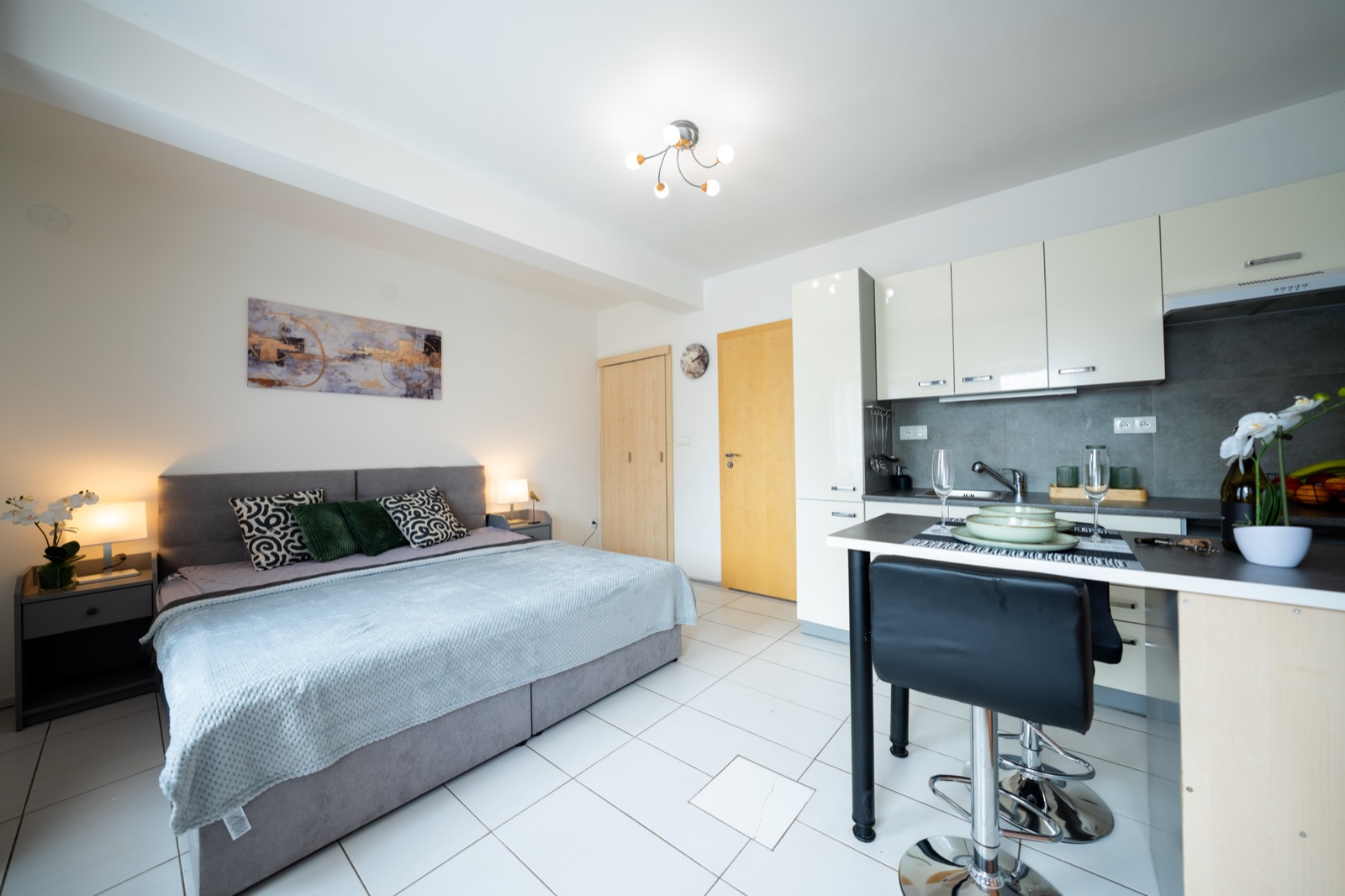 Apartmán 1: pokoj s manželskou postelí a kuchyňkou